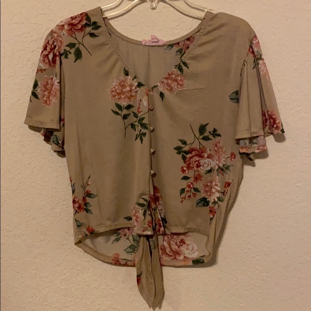 Cute cropped floral shirt